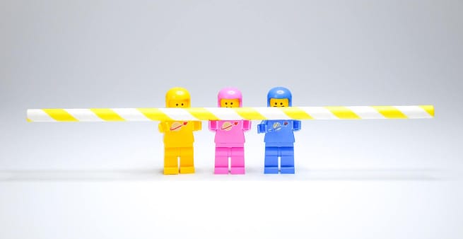 lego people holding straw as proxy for engaging words in catchy titles